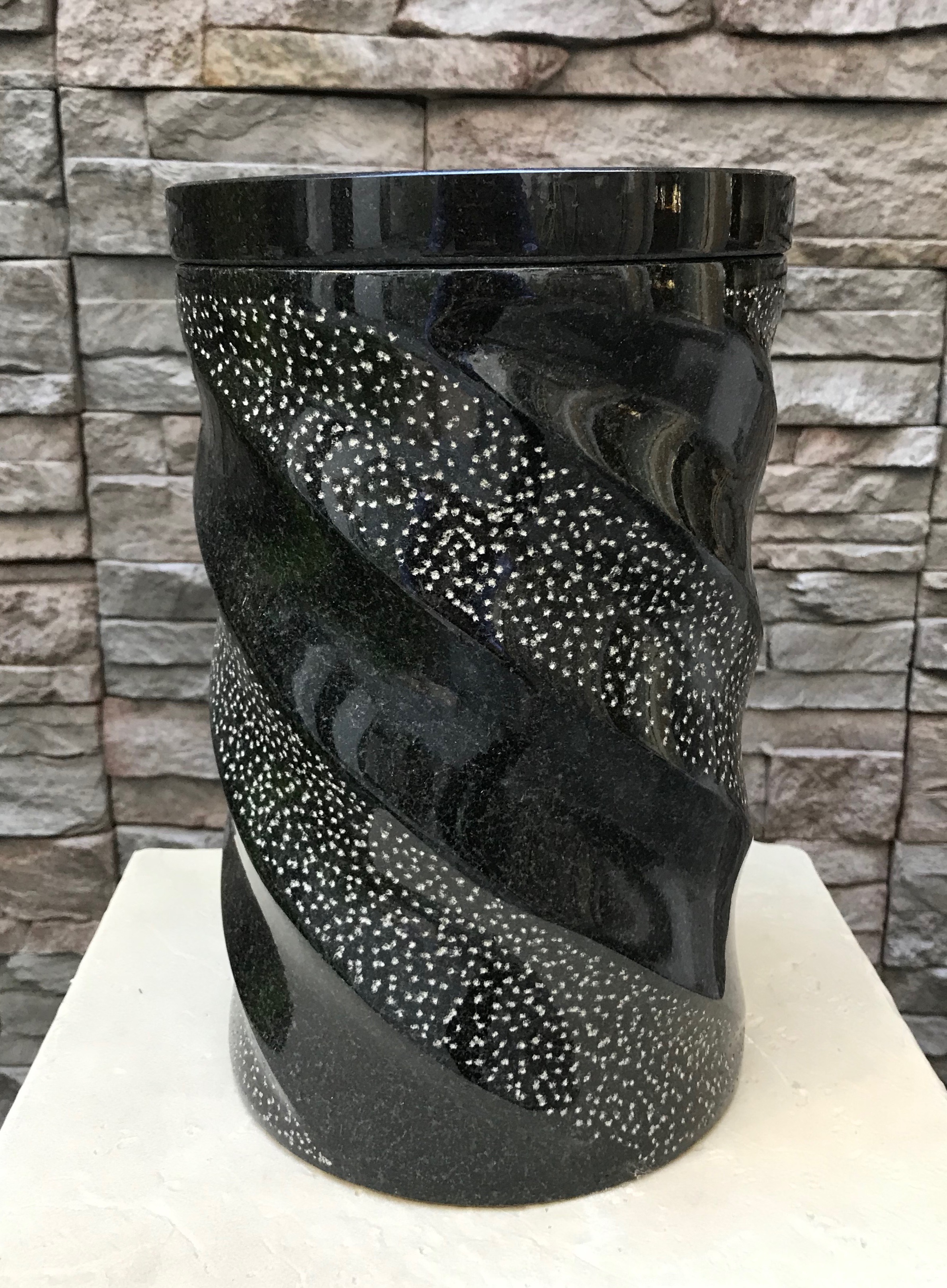 Urne Funéraire En Granit Brut à Sceller